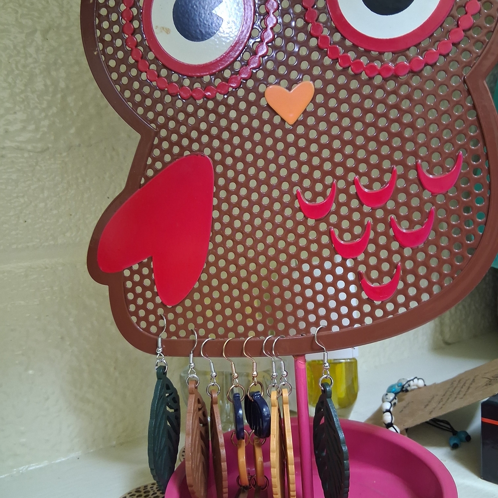 Owl-Shaped Earring Holder with Earrings - Brown and Pink